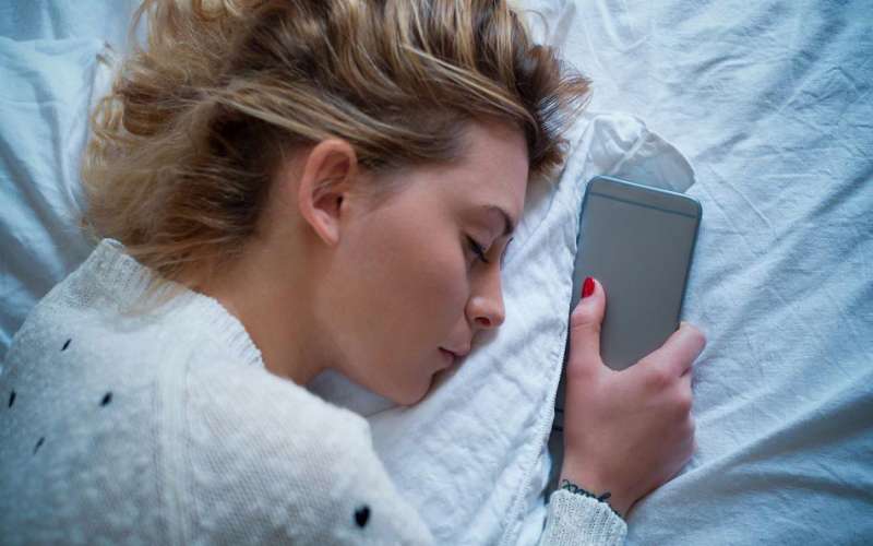 ضررهای نگاه کردن به موبایل در شب