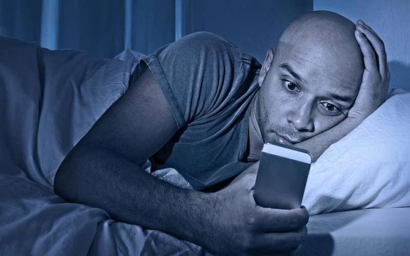 ضررهای نگاه کردن به موبایل در شب