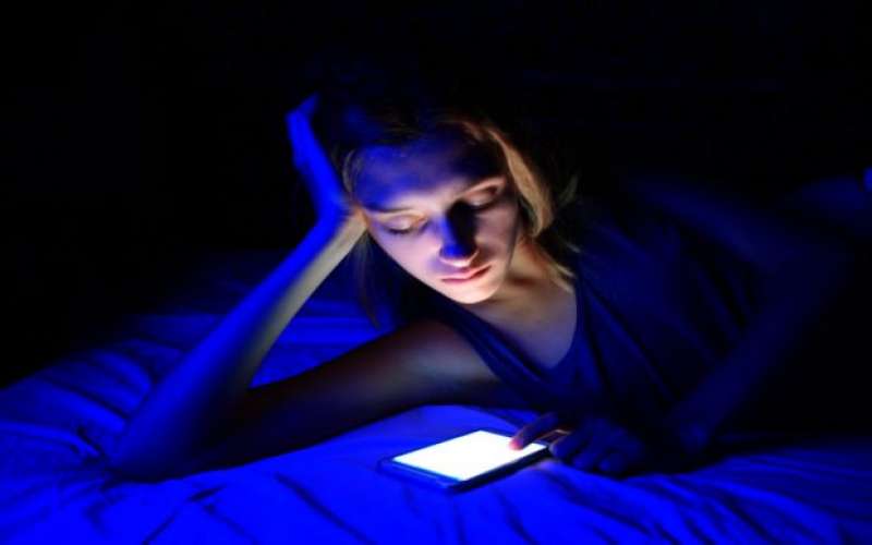 ضررهای نگاه کردن به موبایل در شب