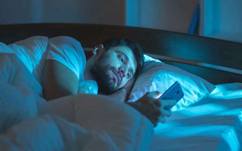 ضررهای نگاه کردن به موبایل در شب